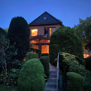 Apartment Gartenblick-oase: Obergeschosswohnung In Hamburg